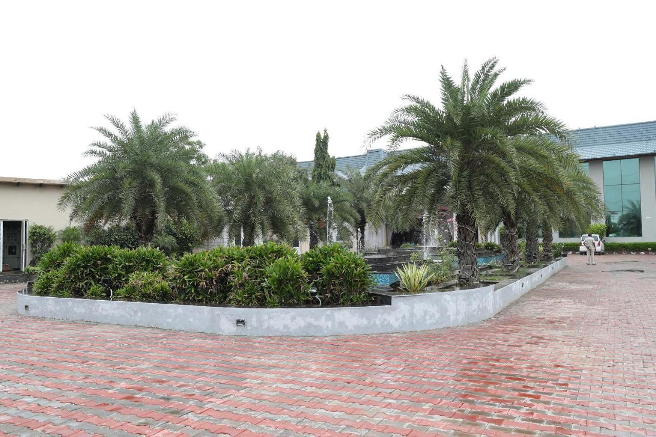 Tivoli Royal Palace Janauli Exterior photo